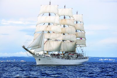 „Dar Młodzieży”  pod żaglami, w tle Gdynia / fot. Dorota Nelke