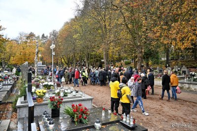 Tradycyjna kwesta listopadowa odbywa się na największych gdyńskich nekropoliach oraz cmentarzach w Kosakowie i Rumi. Datki zbierają wolontariusze w żółtych koszulkach (fot. Michał Puszczewicz)