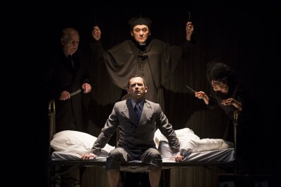 Dariusz Szymaniak (postać siedząca na łóżku) jako Witoldo w spektaklu „Kolibra lot ostatni” // fot. Bernie Kramer