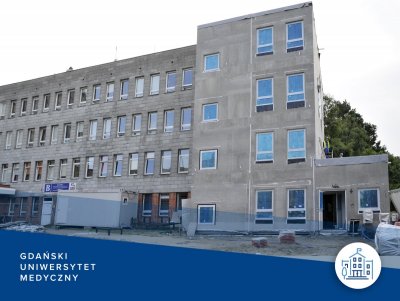 Część budynku Uniwersyteckiego Centrum Medycyny Morskiej i Tropikalnej w Gdyni razem z dobudowaną konstrukcją modułową i logotypem GUMed
