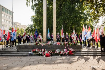 Uroczystości upamiętniające wydarzenia Sierpnia'80 pod pomnikiem Ofiar Grudnia 1970 roku na placu Wolnej Polski (fot. Karol Stańczak)