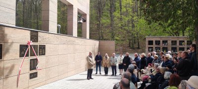 4 maja na Cmentarzu Witomińskim odsłonięto kolejne tablice upamiętniające gdynian - uczestników walk o odzyskanie przez Polskę niepodległości. W uroczystości uczestniczyli prezydent Gdyni Wojciech Szczurek, Marek Stępa - naczelnik Wydziału Ochrony Dziedzictwa Urzędu Miasta Gdyni oraz rodziny upamiętnionych // fot. materiały prasowe