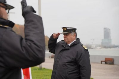 Wieniec w imieniu Uniwersytetu Morskiego w Gdyni złożył Adam Weintrit, rektor uczelni. (fot. mat. pras.)