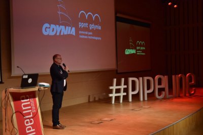 Wiceprezydent Gdyni ds. innowacji, Michał Guć podczas swojej prelekcji na Pipeline Summit, fot. Sylwester Ciszek