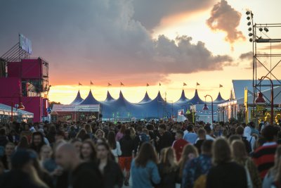 na zdjęciu festiwalowe miasteczko