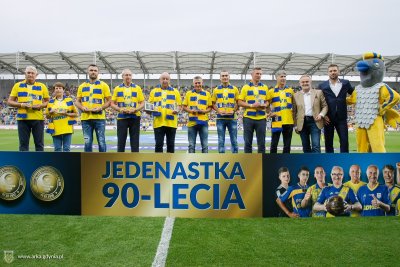 Od lewej: Jacek Pietrzykowski, żona Zbigniewa Bielińskiego Krystyna, Krzysztof Sobieraj, Czesław Boguszewicz, Janusz Kupcewicz, Dariusz Ulanowski, Marcus da Silva, Grzegorz Niciński, Tomasz Korynt, prezydent Gdyni Wojciech Szczurek, prezes Arki Wojciech Pertkiewicz / fot. Arka Gdynia