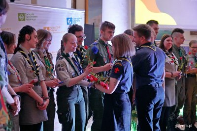 Podczas gali Dnia Myśli Braterskiej Hufca ZHP Gdynia  dziękowano m.in. druhnom i druhom przybocznym (fot. Magdalena Czernek)