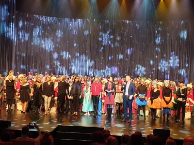 Uroczysta gala na zakończenie spektaklu gwiazdkowego Młodzieżowego Domu Kultury // fot. facebook.com/lechoslaw.dierzak