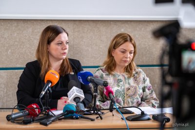 Czynności kontrolne w zakresie prawidłowości pobrania i wykorzystania dotacji oświatowych trwają w Gdyni od 2024 roku. Na zdjęciu Aleksandra Kosiorek, prezydent Gdyni oraz Oktawia Gorzeńska, wiceprezydentka Gdyni (fot. Kamil Złoch)
