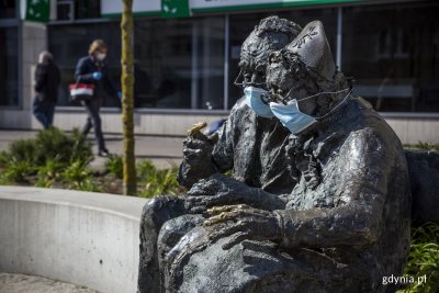 Pomnik dwojga starszych ludzi przy placu Kaszubskim w Gdyni. Figury na twarzach mają założone chirurgiczne maseczki