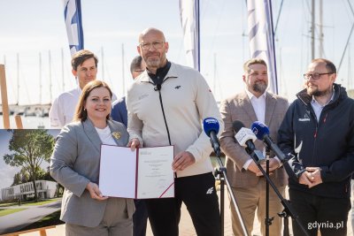 Podczas briefingu prasowego oficjalny ministerialny dokument przekazał na ręce prezydent Gdyni Aleksandry Kosiorek minister sportu i turystyki Jakub Rutnicki (fot. Karol Stańczak)