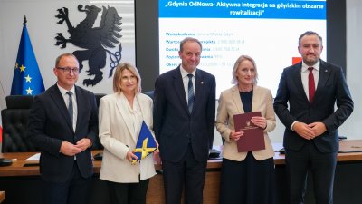 Na zdjęciu od lewej: Marcin Skwierawski, wicemarszałek województwa pomorskiego, Honorata Krupka, skarbnik miasta Gdyni, Mieczysław Struk, marszałek województwa pomorskiego, Jolanta Klauze, dyrektorka Powiatowego Urzędu Pracy w Gdyni oraz Tomasz Augustyniak, wiceprezydent Gdyni (fot. Karolina Ford-Kłopotowska)