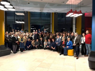 Spotkanie świąteczne zorganizowano w Muzeum Miasta Gdyni. Na zdjęciu m.in.: prezydent Gdyni Aleksandra Kosiorek, przewodniczący Rady Miasta Tadeusz Szemiot, wiceprezydent Gdyni Maciej Zielonka, dyrektor zarządzający ds. kultury i aktywności mieszkańców Mariusz Bzdęga wraz z radnymi i mieszkańcami (fot. Natalia Kawalerowicz)