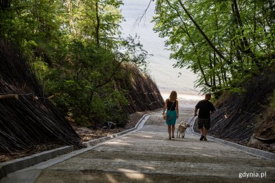 Droga techniczna Urzędu Morskiego w Gdyni na plażę przy Oksywiu dopuszczona jest dla ruchu pieszego, a tutejsza plaża przeznaczona jest równiez dla psów. Fot. Przemysław Kozłowski