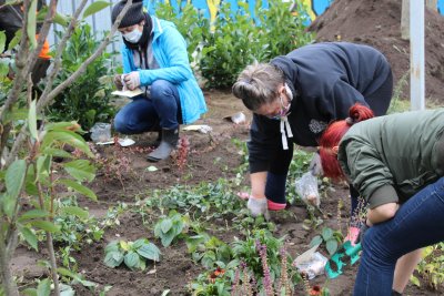 Mieszkańcy bloku przy ulicy Dickmana 38 podczas wspólnych prac przy rabacie//Laboratorium Innowacji Społecznych