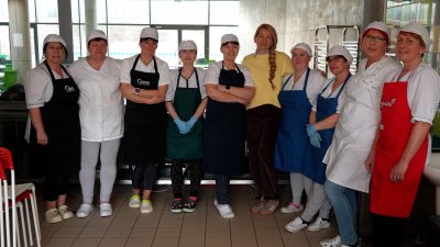 Załoga stołówki ZSO nr 8 z intendentką Joanną Półchłopek (fot. Sławomir Okoń)