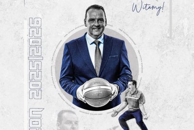Plansza promocyjna VBW Gdynia, szare tło, wizerunek Mārtiņša Zībartsa w barwach czarno-białych, obok cała sylwetka trenera