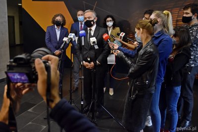 Wojciech Szczurek przy mikrofonach. Z tyłu Mieczysław Struk, Aleksandra Dulkiewicz i Jacek Karnowski. Na pierwszym planie grupa dziennikarzy