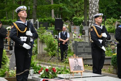 Na płycie wyryto sentencję, która przyświecała życiu kapitana Błeszyńskiego: Amor Patriae suprema lex// fot. Karolina Szypelt
