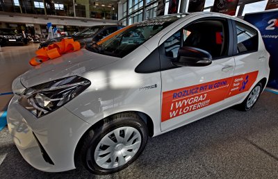 Główną nagrodą w loterii jest hybrydowa Toyota Yaris // fot. Kamil Złoch