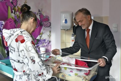 Prezydent Wojciech Szczurek co roku odwiedza małych gdynian urodzonych w dniu urodzin miasta. Na zdj. wizyta na Oddziale Ginekologiczno-Położniczym Szpitala Morskiego im. PCK w Gdyni z 2019 roku, fot. Magdalena Czernek