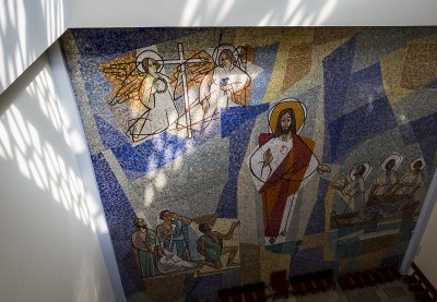 Monumentalna mozaika projektu Bogumiła Marszala z 1968 r., widziana z przeszklonej latarni  nad prezbiterium kościoła NSPJ. Fot. Przemysław Kozłowski / Agencja Rozwoju gdyni