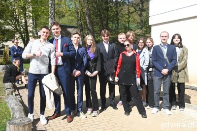 Grupa maturzystów pozuje do zdjęcia przed budynkiem II LO w Gdyni