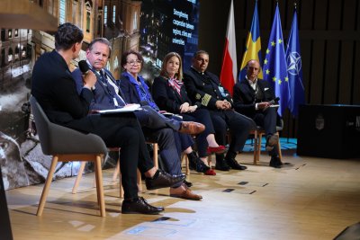 W Gdyni dyskutowano o obronności na Bałtyku podczas sympozjum NERDS. Od lewej: prowadzący panel dyskusyjny Paweł Wojciechowski, Marcus Fredrikson, Karlskrona City, Magdalena Pramfelt z Polsko-Szwedzkiej Izby Gospodarczej, wiceprezydentka Gdyni Oktawia Gorzeńska, rektor UMG prof dr. hab. inż. kpt ż.w. Adam Weintrit, David Appleberg, Marine Technology Center of Sweden (fot. Dorota Patzer)