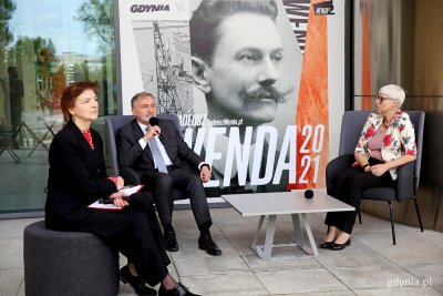 Konferencja inaugurująca Rok Tadeusza Wendy w Gdyni, od lewej: Karin Moder, dyrektorka Muzeum Miasta Gdyni, Wojciech Szczurek, prezydent Gdyni, Joanna Zielińska, przewodnicząca Rady Miasta Gdyni. Fot. Przemysław Kozłowski