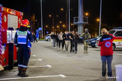 Ćwiczenia przed Centrum Riviera przeprowadzono z dokładnym odwzorowaniem potencjalnego zamachu terrorystycznego (fot. Karol Stańczak)