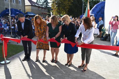 Przecięcie wstęgi przy wejściu do nowej sali gimnastycznej w SP nr 20   (fot. M. Idczak)