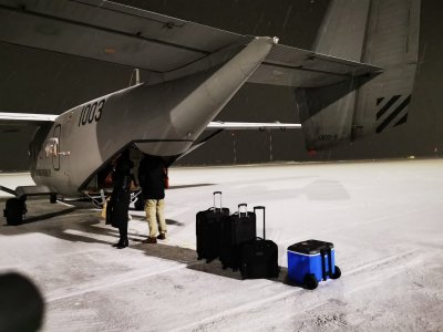Lotnisko w Babich Dołach w śnieżycy. Samolot z otwartym włazem, ekipa ładuje walizki na pokład