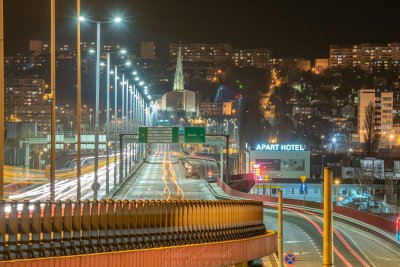 Nocne zdjęcie estakady Kwiatkowskiego w Gdyni, w tle Obłuże.