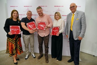 Od lewej: wiceprezydentka Gdyni Oktawia Gorzeńska, Piotr Ciomek z Oberży 86, Piotr Lemański z Butchery & Wine, skarbnik miasta Honorata Krupka oraz Maciej Dobrzyniecki – prezydent Akademii Gastronomicznej w Polsce podczas ceremonii rozdania plakiet Michelin 2026 (fot. Magdalena Czernek)