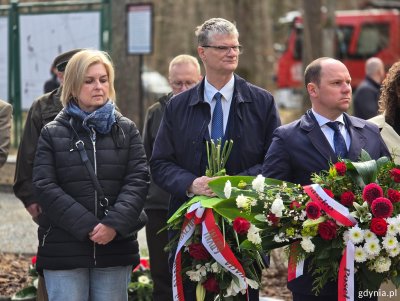 Uroczystości pod Pomnikiem Ofiar Piaśnicy. Na zdjęciu m.in.: poseł Rafał Siemaszko, wiceprezydent Gdyni Rafał Geremek i radna Gdyni Beata Zastawna (fot. Sławomir Okoń)