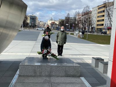 W 76. rocznicę wyzwolenia Gdyni kwiaty przed pomnikiem Polski Morskiej złożyli: Joanna Zielińska – przewodnicząca Rady Miasta Gdyni, radny Zenon Roda oraz Adam Labuhn, który reprezentował senatora Sławomira Rybickiego // fot. Mariusz Zieliński