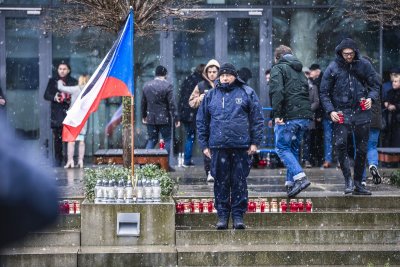 Społeczność akademicka oraz inne zainteresowane osoby złożyły znicze pamięci na placu im. prof. Andrzeja Ceynowy na kampusie Uniwersytetu Gdańskiego // fot. Alan Stocki/UG