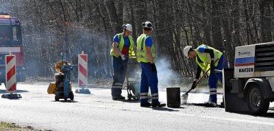 Uzupełnianie ubytków w jezdni lub inaczej - łatanie dziur - to każdej wiosny priorytet w bieżącym utrzymaniu dróg, fot. Kamil Złoch