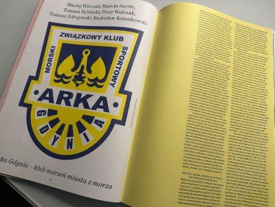 Artykuł o Arce przedstawia klub w kontekście migracji, historii zawodników i kibiców oraz więzi łączących społeczność żółto-niebieskich (źródło: Arka Gdynia)