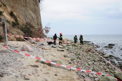 Służby pracujące na miejscu osuwiska klifu w Orłowie, fot. Michał Kowalski