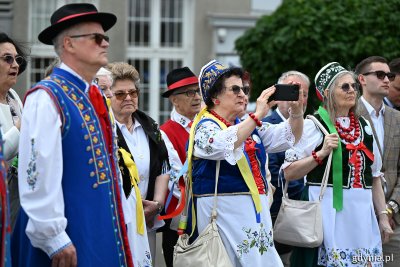 Mieszkańcy Gdyni pod pomnikiem Antoniego Abrahama jak co roku kultywują kaszubskie tradycje (fot. Michał Puszczewicz).