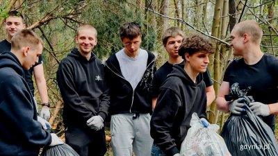 Uczniowie Centrum Kształcenia Zawodowego i Ustawicznego nr 1 w trakcie prac na Pogórzu (fot. Adrianna Jaskółka)