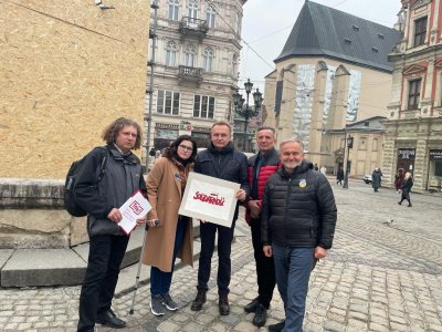 Spotkanie we Lwowie. Na zdj. (od prawej): prezydent Gdyni Wojciech Szczurek, Wicemarszałek Województwa Pomorskiego Leszek Bonna, mer Lwowa Andrij Sadowy, prezydent Gdańska Aleksandra Dulkiewicz i prezydent Sopotu Jacek Karnowski   // mat. prasowe