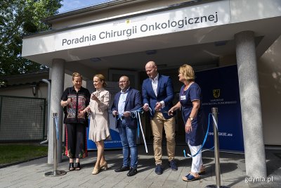 Uroczyste przecięcie wstęgi przed Poradnią Chirurgii Onkologicznej przy Szpitalu Morskim im. PCK w Gdyni. Fot. Przemysław Kozłowski