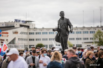 Pomnik Tadeusza Wendy. Na dole zdjęcia widoczny tłum ludzi, zebrany podczas uroczystości odsłonięcia pomnika.
