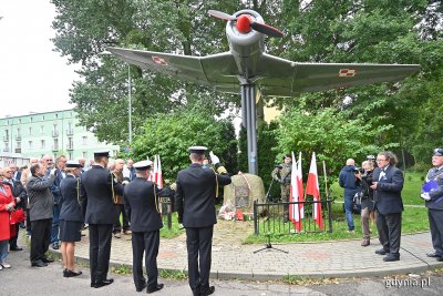 Jubileuszowe obchody przy symbolicznym obelisku i umieszczonym na cokole samolocie TS-8 Bies w Babich Dołach, fot. Michał Puszczewicz