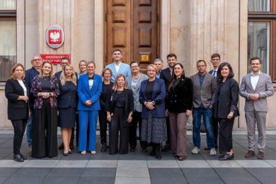 Członkowie Rady do spraw Równego Traktowania powołanej przez ministrę edukacji Barbarę Nowacką. Wśród nich m.in. Oktawia Gorzeńska, wiceprezydentka Gdyni (mat. prasowe)