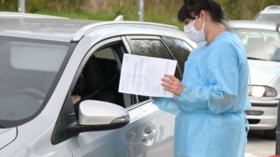 Punkt drive-thru w Gdyni, na parkingu pomiędzy Gdynią Areną a Centrum Rivierą. // fot. Magdalena Śliżewska