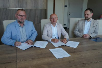 Podpisanie umowy na realizację parku przy ul. Władysława IV. Od lewej: Radosław Gromuł, wykonawca zadania - firma Akacja, Tomasz Gałązka, dyrektor zarządzający ds. inwestycji UM Gdyni, Rafał Studziński, naczelnik Wydziału Inwestycji UM Gdyni (fot. Dorota Patzer)