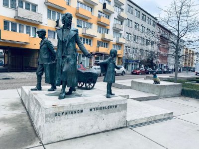 Pomnik Gdynian Wysiedlonych na ul. Starowiejskiej w Gdyni // fot. dzielnicewGdyni